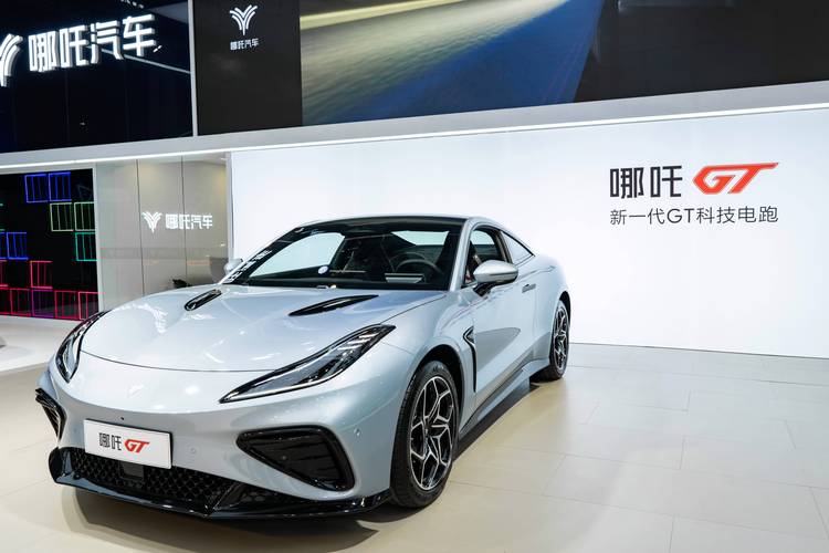 佛山200哪吒汽车在智能汽车领域的表现，领途汽车在新能源汽车市场中的影响力